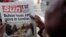 Un habitant de Lagos lit un article sur une photo du président Buhari parue plus de deux mois après son départ pour des soins médicaux à Londres, le 24 juillet 2017.