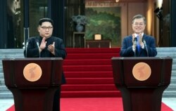 문재인 한국 대통령과 김정은 북한 국무위원장이 지난 2018년 4월 판문점 정상회담에서 채택한 '판문점 공동 선언문'을 발표하고 있다.