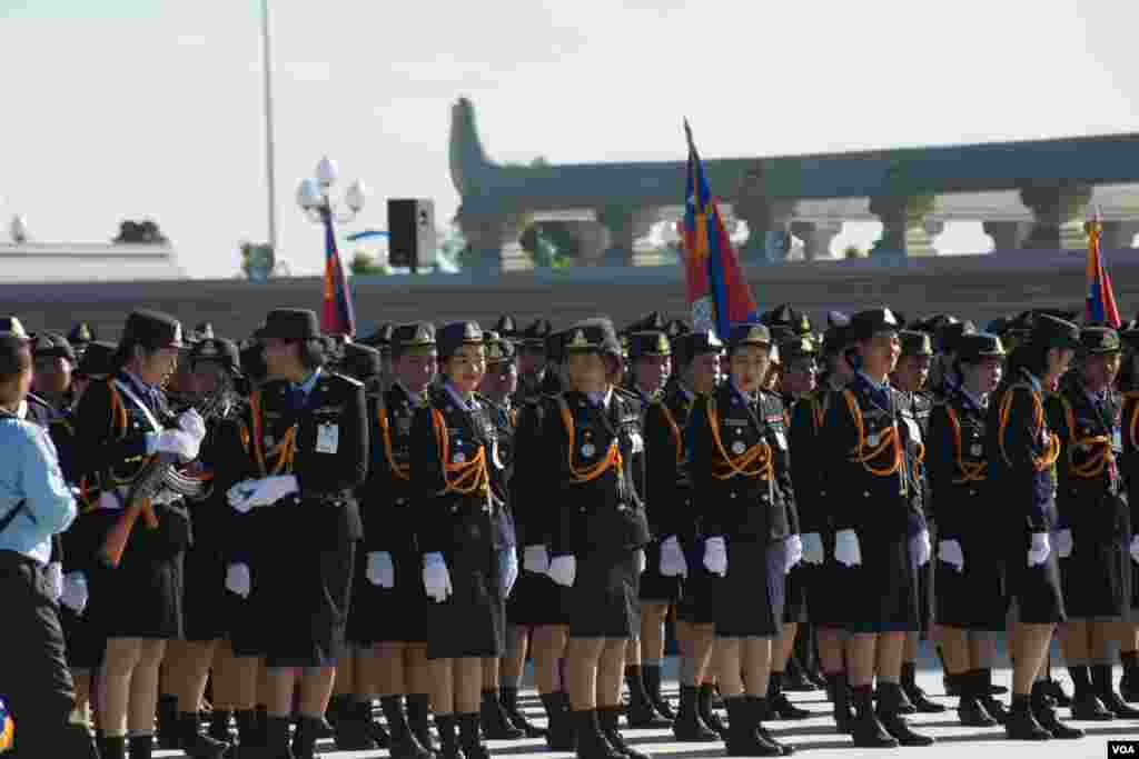 មន្រ្តី​រាជការ​កម្ពុជា​និង​ក្រុម​យោធាឈរ​អបអរ​អំឡុង​ទិវា​នយោបាយ​ឈ្នះៗ​និង​សម្ពោធ​វិមាន​ឈ្នះ ឈ្នះ​កាលពី​ព្រឹកថ្ងៃទី​២៩ ខែធ្នូ ឆ្នាំ២០១៨ក្នុង​រាជធានី​ភ្នំពេញ ប្រទេស​កម្ពុជា។(ទុំ ម្លិះ/VOA)