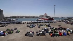 希腊旅游旺季渐近 港口滞留难民前途未卜