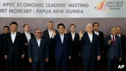 មេដឹកនាំ​នានា​ថតរូប​នៅ​ក្នុង​កិច្ចប្រជុំ​មេដឹកនាំ​សេដ្ឋកិច្ច APEC នៅ​ក្នុង​ក្រុង Port Moresby ប្រទេស Papua New Guinea កាលពី​ថ្ងៃទី១៨ ខែវិច្ឆិកា ឆ្នាំ២០១៨។