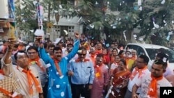 អ្នក​គាំទ្រ​របស់​គណបក្ស​ Bharatiya Janata Party ឬ BJP អបអរ​នូវ​ជ័យ​ជម្នះ​របស់​ខ្លួន​នៅ​ក្នុង​ការ​បោះឆ្នោត​ក្នុង​មូលដ្ឋាន​មួយ ក្នុង​ក្រុងAhmadabad ប្រទេស​ឥណ្ឌា កាលពី​ថ្ងៃទី២៥ ខែវិច្ឆិកា ឆ្នាំ២០១៦។