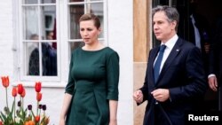 នាយករដ្ឋមន្ត្រី​ដាណឺម៉ាក អ្នកស្រី Mette Frederiksen និង​រដ្ឋមន្ត្រី​ការបរទេស​សហរដ្ឋ​អាមេរិក លោក Antony Blinken ជជែក​គ្នា បន្ទាប់​ពី​ជំនួប​របស់​ពួកគេ​នៅ​ក្រុង Kongens ប្រទេស​ដាណឺម៉ាក ថ្ងៃទី១៧ ខែឧសភា ឆ្នាំ២០២១។