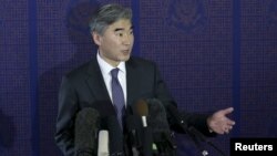 미국의 6자회담 수석대표인 성 김 미 국무부 대북정책특별대표가 21일 베이징에서 중국의 6자회담 수석대표인 우다웨이 중국 외교부 한반도사무특별대표와 회동 후 기자회견을 하고 있다.