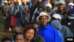 People reported standing in line for several hours before casting their vote in Kenya’s general elections in Gatundu, Kenya, March 4, 2013.” (J. Craigs/VOA)
