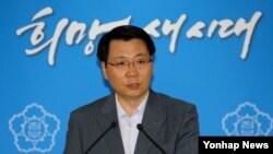 김형석 통일부 대변인이 8일 정부서울청사에서 정례브리핑을 통해 개성공단의 재가동 여부는 오는 10일 열리는 후속회담의 결과에 달려있다고 발언하고 있다. 