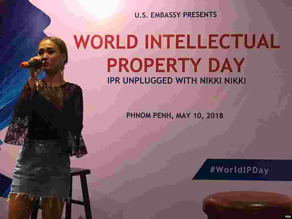 អ្នកនិពន្ធបទចំរៀងនិងជាអ្នកចំរៀងដ៏មានប្រជាប្រិយ កញ្ញា Nikki Nikki បកស្រាយបទចម្រៀងក្នុងកិច្ចពិភាក្សាស្តីពីកម្មសិទ្ធិបញ្ញានិងឧស្សាហកម្មតន្រ្តីកម្ពុជា ដែលប្រព្រឹត្តនៅមជ្ឈមណ្ឌលបុប្ផាណា ដើម្បីអបអរទិវាកម្មសិទ្ធិបញ្ញាពិភពលោក កាលពីថ្ងៃទី១០ ខែ ឧសភា ឆ្នាំ ២០១៨ រាជធានីភ្នំពេញ ប្រទេសកម្ពុជា។(ទុំ ម្លិះ/VOA)