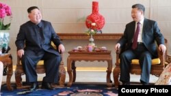 김정은 북한 국무위원장과 시진핑 중국 국가주석이 9일 베이징 호텔 북경반점에서 부부동반 오찬에 앞서 환담하고 있는 모습을 북한관영 '조선중앙통신'이 공개했다. 