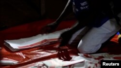 Un agent électoral compte les bulletins lors de la présidentielle, Monrovia le 10 octobre 2017 REUTERS/Thierry Gouegnon