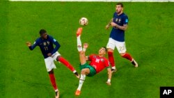 ضربۀ اکروباتیک مهاجم مراکشی که دروازه بان فرانسه با مهارت آن را از جند سانتی متری داخل دروازه مهار کرد