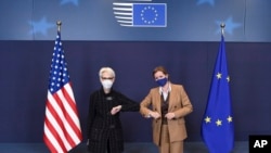 អនុ​រដ្ឋមន្ត្រី​ការបរទេស​អាមេរិក​លោកស្រី Wendy Sherman ត្រូវ​បាន​ស្វាគមន៍​ដោយ​​លោក​ស្រី Delphine Pronk ប្រធាន​គណៈកម្មាធិការ​នយោបាយ​និង​សន្តិសុខ​អឺរ៉ុប​ មុន​ជំនួប​មួយ​នៅ​ក្រុមប្រឹក្សា​អឺរ៉ុប​ក្នុង​ក្រុង​ព្រុ​ចសែល កាល​ពី​ថ្ងទី​១១ ខែ​មករា ឆ្នាំ​២០២២។ (AP)