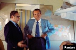 Predsednik Ričard Nikson i savetnik za nacionalnu bezbednost Henri Kisindžer na predsedničkom avionu Er Fors 1 tokom posete Kini, 20. februara 1972. (Foto: Reuters/Richard Nixon Presidential Library/Handout)