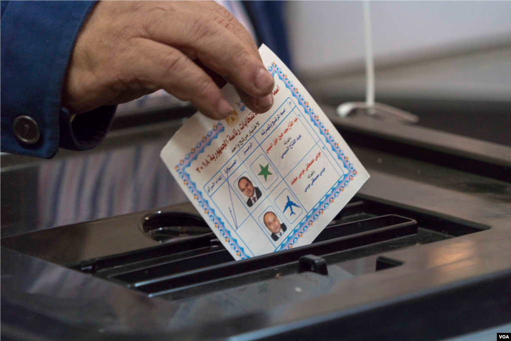 튀니지 수도 튀니스의 의사당 앞에서 반정부 시위가 벌어진 가운데 군인들이 정문을 지키고 있다. 정부의 경제난과 코로나 대응에 항의하는 시위가 전국적으로 발생하면서 카이스 사이에드 튀니지 대통령이 히셈 메시시 총리를 해임하고 의회 활동을 30일간 중단시켰다.