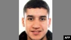 រូបថត​ Younes Abouyaaqoub ដែល​ជា​ជន​សង្ស័យ​ម្នាក់​ក្នុង​ចំណោម​ជន​សង្ស័យ​ផ្សេង​ទៀត​ក្នុង​ការ​វាយប្រហារ​នៅ​ទីក្រុង Barcelona ប្រទេស​អេស្ប៉ាញ។