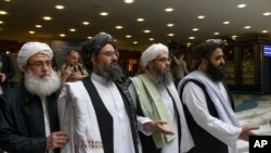 Mullah Abdul Ghani Baradar, pemimpin politik utama kelompok Taliban, (kedua dari kiri), bersama anggota delegasi Taliban lainnya dalam pembicaraan di Moskow, Rusia, 28 Mei 2019. (Foto: dok).