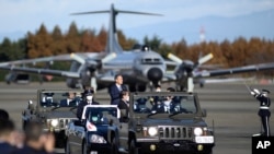 스가 요시히데 일본 총리가 지난달 28일 시야마에 있는 이루마 공군기지에서 항공자위대를 사열했다. 
