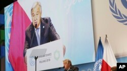 លោក Antonio Guterres ដែល​ជា​អគ្គលេខាធិការ​អ.ស.ប.​ថ្លែង​សុន្ទរកថា​ក្នុង​ពិធី​បើក​សន្និសីទ​ស្តី​ពី​បម្រែបម្រួល​អាកាសធាតុ​ឆ្នាំ២០១៨ ក្នុង​ក្រុង Katowice ប្រទេស​ប៉ូឡូញ កាលពី​ថ្ងៃទី៣ ខែធ្នូ ឆ្នាំ២០១៨។