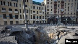 Bonde lililoachwa na shambulio la kijeshi la Russia usiku linaonekana, wakati shambulio la Russia dhidi ya Ukraine kati kati ya Kharkiv, Ukraine Agosti 27, 2022. REUTERS/Vyacheslav Madiyevskyy.