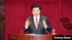 한국 집권당인 새누리당 원유철 원내대표가 15일 국회에서 열린 제340회 국회 제2차 본회의에서 교섭단체 대표연설을 하고 있다. 