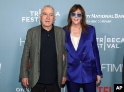 رابرت دنیرو در کنار شریک تهیه‌کننده‌اش، خانم جین روزنتال، پیش از آغاز جشنواره‌ای که مشترکا بنیان گذاشته‌اند - ۸ ژوئن ۲۰۲۲