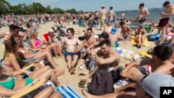 Gužva na plaži L Strit u Bostonu, 5. juna 2021. 