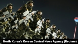 资料照：朝鲜士兵在平壤参加纪念朝鲜战争停战70周年阅兵式。（2023年7月27日）