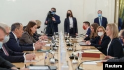 英国外交大臣莉兹∙特拉斯（Liz Truss）在莫斯科与俄罗斯外长谢尔盖∙拉夫罗夫（Sergey Lavrov）举行会谈。（2022年2月10日）