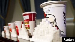 Minuman soda dari berbagai merk dan kandungan gula di dalamnya.