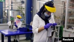 Des employés d'une usine de fabrication de ventilateurs en plein travail pendant l'épidémie de coronavirus (COVID-19), à Casablanca, Maroc le 10 avril 2020. REUTERS / Youssef Boudlal - 