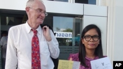 2014年4月泰国南部普吉岛的一家英语新闻网站的主编莫里森及其泰国同事楚提马走出法院。