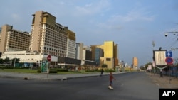 រូបឯកសារ៖ ទិដ្ឋភាពនៅ​ខាង​ក្រៅ​កាស៊ីណូ​ណាហ្គាវើលដ៍ ក្នុង​អំឡុងពេល​​មាន​ការ​រាតត្បាត​ជំងឺ​កូវីដ១៩ ក្នុង​រាជធានីភ្នំពញ ថ្ងៃទី២៥ ខែមីនា ឆ្នាំ២០២១។ 