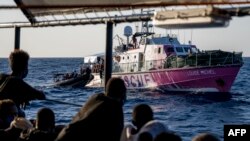 Wahamiaji waliookolewa karibu na ufukwe wa Libya katika video ya awali