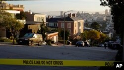 괴한의 공격을 받은 낸시 펠로시 미 하원 의장의 샌프란시스코 자택 앞에 28일 경찰 통제선이 쳐져 있다. 