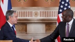 Ministirri Dhimma Alaa Yunaaytid Isteets Antonii Blinken fi Ministirri Dhimma Alaa Biriteen Deeviid Laamii xumura ibsa gaazexeessitootaaf waloo isaanii irratti harka wal fuudhu,Landan, Briteeyin Ful. 10, 2024.