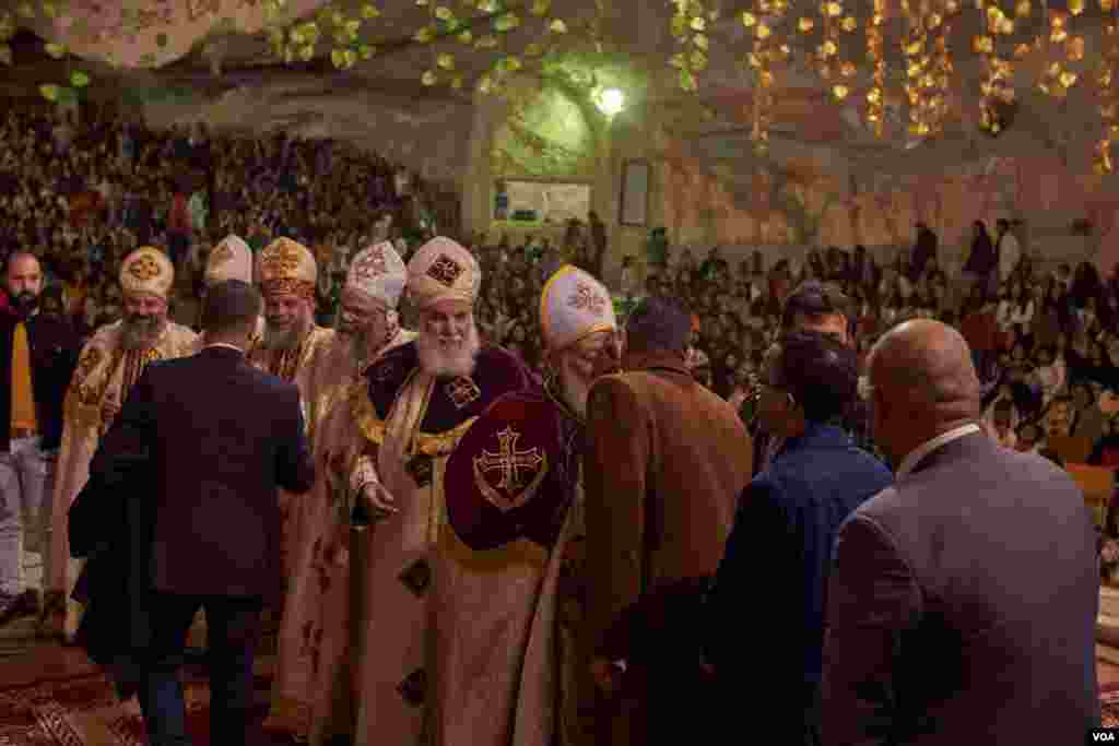 Egyptian politicians, members of parliament, and government officials attend Christmas Mass where they congratulate leaders of the Coptic community. (Hamada Elrasam/VOA) 