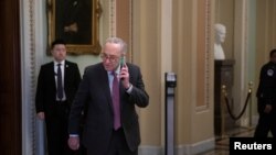 Pemimpin Mayoritas Senat AS Chuck Schumer meninggalkan ruangan senat di Capitol Hill, Washington, pada 15 Maret 2022. (Foto: Reuters/Tom Brenner)