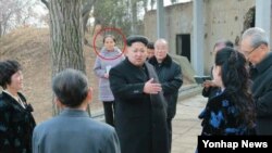 북한 김정은 국방위원회 제1위원장이 여동생 김여정과 함께 대표적인 반미교양 시설인 황해남도 신천박물관을 방문했다고 노동당 기관지 노동신문이 25일 전했다. 김 제1위원장의 뒤에 서 있는 김여정(붉은색 원)의 모습이 눈에 띈다.