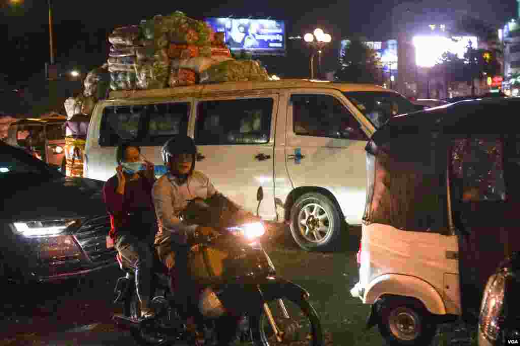 ពលរដ្ឋ​កម្ពុជា​មួយចំនួនបានសម្រុក​ធ្វើដំណើរ​ចាកចេញពី​ទីក្រុង​ភ្នំពេញ​ ទៅកាន់ស្រុកកំណើត​ នៅ​តាម​បណ្តា​ខេត្ត​នានា តាមបណ្តោយ​​ផ្លូវ​ជាតិ​លេខ​៦, នៅរាជធានី​ភ្នំពេញ, នៅ​ថ្ងៃទី០៩​ ខែ​មេសា ឆ្នាំ​២០២០។ (ខាន់ សុគុំមនោ/VOA) 