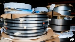 资料照：弗吉尼亚州切斯特一家制造公司的仓库里的钢材卷。