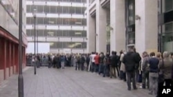 Crowds line up to buy Apple Ipads at global launch, 28 May 10