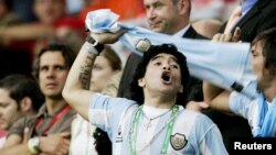 Maradona usai laga babak penyisihan Grup C antara Argentina dan Belanda, dalam Piala Dunia 2006 di Waldstadion, Frankfurt, 21 Juni 2006.