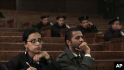 Aktivis dan pengacara Mesir, Mahienour el-Masry, saat menghadiri persidangan di Kairo, Mesir, 4 Desember 2014. 