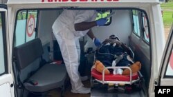 Une des victimes de l'attaque est soignée par Médecin sans frontières, le 25 octobre 2020. (Photo by Antoinette BUINDA / Médecins sans Frontières (MSF) / AFP)