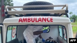 Une des victimes de l'attaque est soignée par Médecins sans frontières, dans le sud du Cameroun, le 25 octobre 2020.