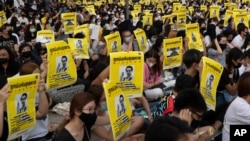 ក្រុមនិស្សិតគាំទ្រលទ្ធិប្រជាធិបតេយ្យកាន់បដារូបសកម្មជនថៃម្នាក់ដែលបានបាត់ខ្លួន ក្នុងពេលធ្វើបាតុកម្ម នៅសាកលវិទ្យាល័យ Thammasat នៅខេត្ត Pathum Thani ប្រទេសថៃ កាលពីថ្ងៃទី ១០ ខែសីហា ឆ្នាំ២០២០។