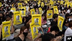 Mahasiswa melakukan aksi protes di Thammasat University di Pathum Thani, utara Bangkok, Thailand (10/8). 