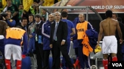Pelatih tim Perancis Raymond Domenech, tengah, sesaat setelah pertandingan group A Piala Dunia 2010 melawan Afrika Selatan di Bloemfontein Juni lalu.