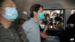 香港民主派议员许智峰(右)被警察逮捕。（2020年8月16日）