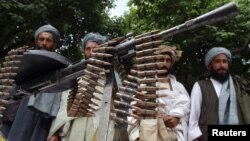 جمعی از طالبان که به روند صلح پیوسته اند.