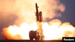 북한이 지난해 11월 초대형방사포의 연발시혐사격을 실시했다며 공개한 사진.